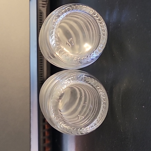 Vintage Beehive Pattern Glas Salt & Pepper Shakers - Picture 6 of 8